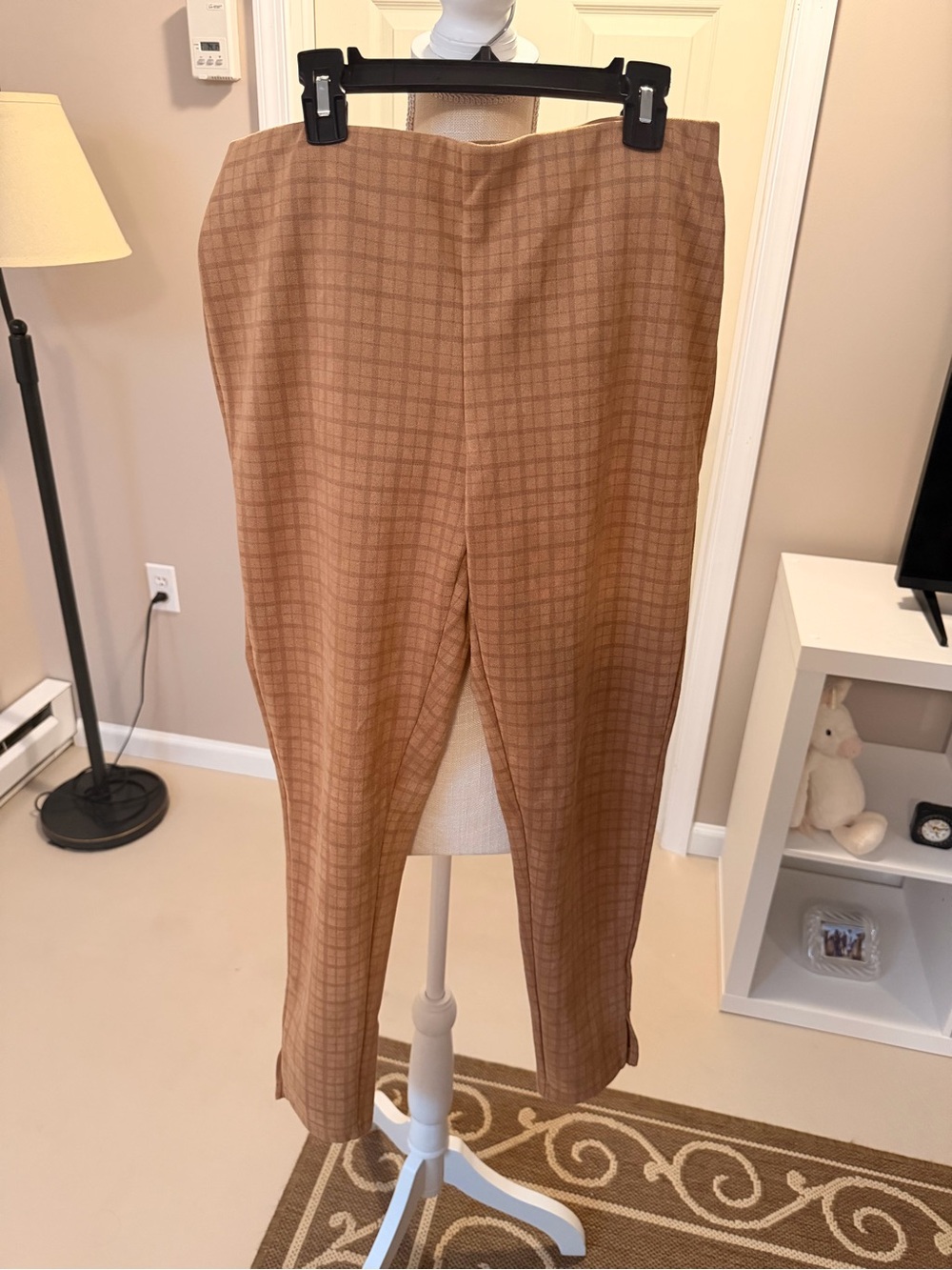 Zac & Rachel stretch pants feature a cognac plaid pattern and a slim ankle fit M